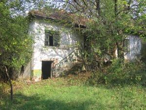 Old rural house in poor condition with plot of land situated in a village about 30 km away from the town of Vratsa.The village is near spa and ski resorts