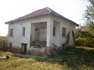 Old rural house with a plot of land situated in a village about 15 km away from the town of Vratsa