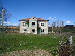 Riverside house with exceptional plot of land