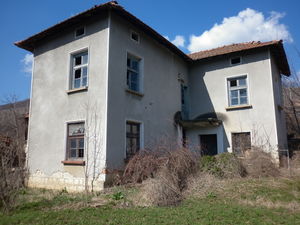 Old rural house with land located in a village near nice dam