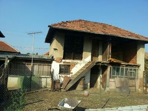 An old country house with barn,summer kitchen and land