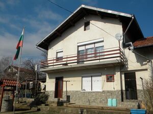 Solid country house with summer kitchen,garage & nice garden