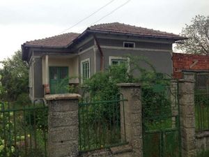 Old rural house with garage and garden 35 km from the sea