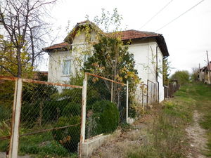 Solid country house with plot of land in a quiet village