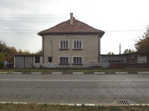 Solid house with garage,annex,barn and land in a big village