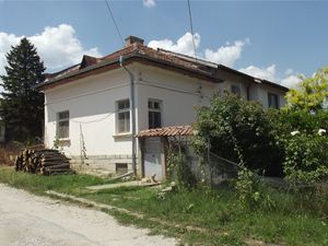 Spacious, semi-furnished country house with nice location