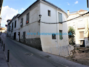 orgiva 4 bed townhouse needs some updating