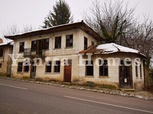 2 authentic Bulgarian houses with a shop and stone wall