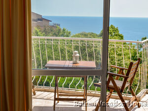 One-bedroom apartment with an amazing sea view in Kavatna