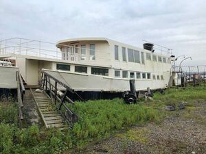 Amazing Venue with Houseboat Potential-£240,000