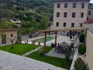 Large riverside Tuscan Palazzo with Pool