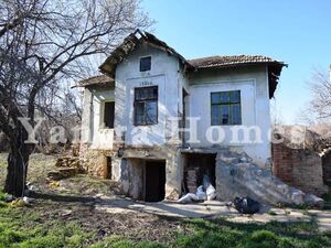 Two-storey house for renovation in the village of Dimcha, le
