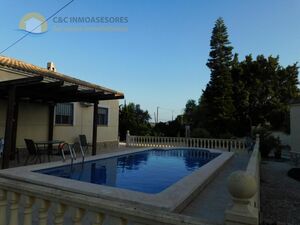 Beautiful villa with pool and guest house 