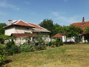 Rural house with garage, annex, barn and land in quiet area