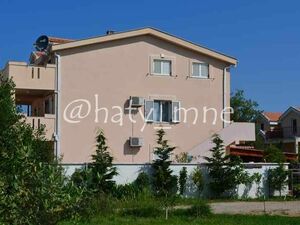 House with five apartments and swimming pool in Krimovica