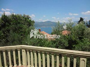 Three-storey house 50 meters from the sea in Krasici