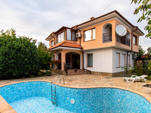 House with 4 bedrooms and a pool, 10 km to Sunny Beach 
