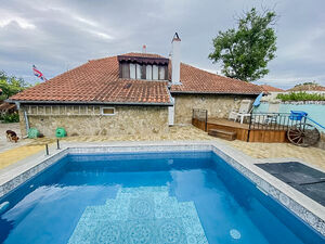 Renovated two-storied house with 3 bedrooms and POOL, 12 km 