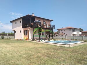 Two-storey house with swimming pool and sea view near Varna