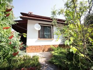 Nice renovated house with big yard, near Ruse city