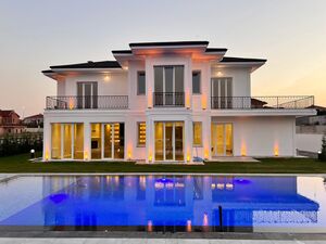 5 BEDROOMS LUXURIOUS VILLA 