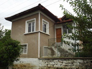 Country house with annex, barn and land in a quiet village