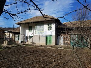 Bulgarian house next to a small river between Popovo and Rus