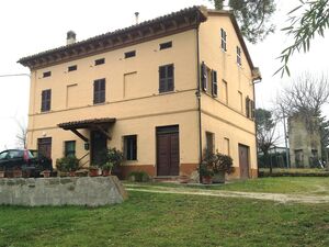 Marche - Country house with courtyard