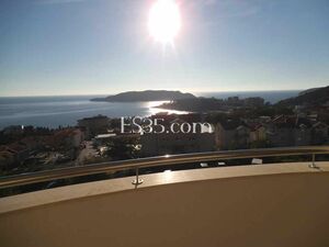 Sea view apartment in a house with a pool in Becici