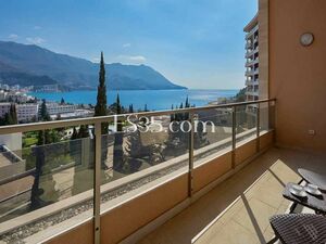 Apartment with sea view in a luxury house in Becici