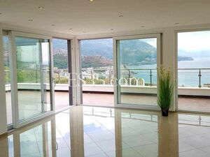 Penthouse with private pool and sea views in Becici