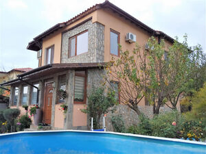Luxury House with 3 bedrooms and 2 bathrooms, 15 min to Sunn