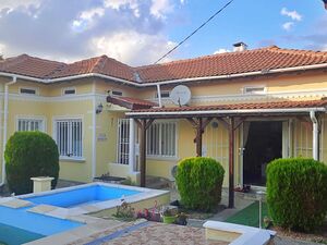 Spacious house with a pool 20 min to Dobrich town