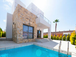 New villa close to beach from builder in Los Alcazares