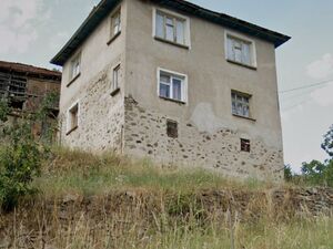 Two-Storey Stone house 120m2, 8 rooms, outbuilding, in the h