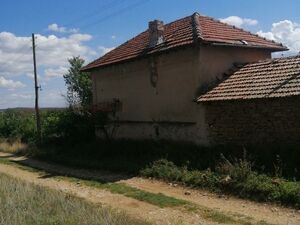  Two-Storey House+secondary building+outbuilding and 2200m2 