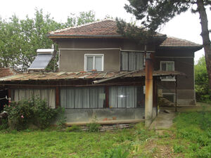 Rural property with garage & plot of land in a quiet village