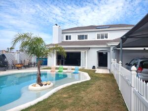 MODERN 4 bed 3 bath DOUBLE-STOREY near BLOUBERG beach-front