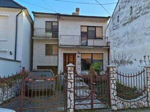 Family house with a storey house in the yard