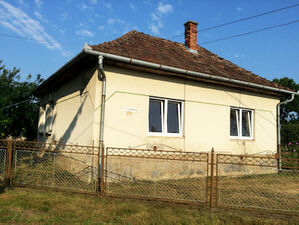 SZIJARTOHAZA: House with sheds for sale