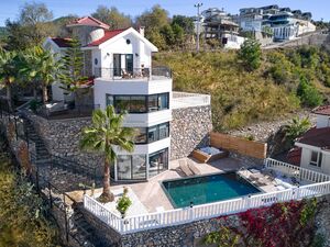 Detached villa with mountain and sea views