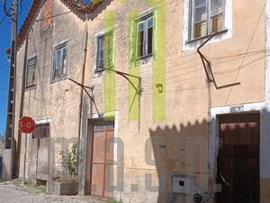 Granite stoned house for reconstruction in Central Portugal