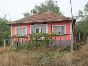 Country house with barn and land near the Danube river