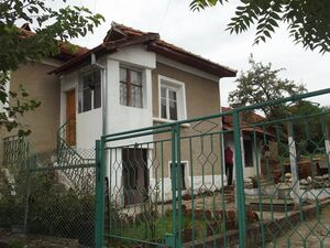 Country house with annex, barn, land and quiet location half