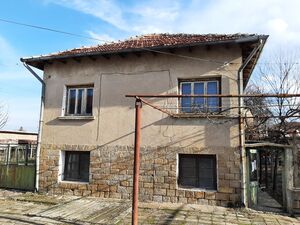  Country house with barn and plot of land located in a villa