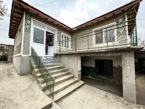 2-bed house and garage near Varna and the beach