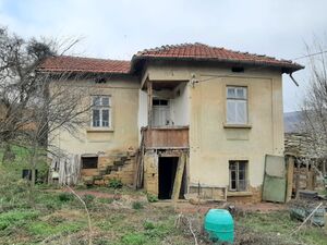 Old country house with barn, land and nice, quiet location