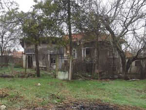 Derelict house with annex, garage and land in quiet village