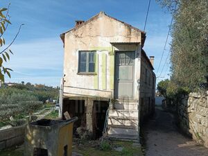 2 bedroom village house to be resstored in Central Portugal 