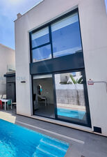 Villa with private pool in Villamartin, Alicante province. 